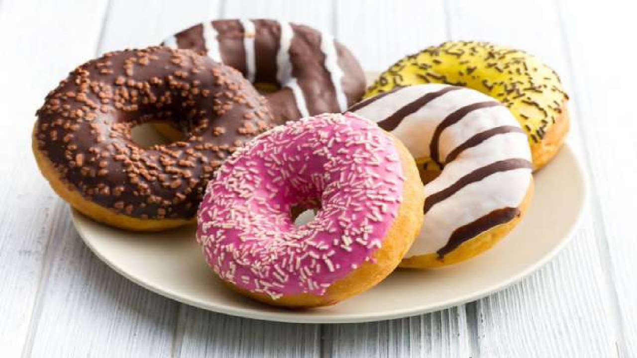 هشة وقطنية ومقرمشة من الخارج .. طريقة عمل الدوناتس بحرفية الجاهزة زينيها أشكال وألوان وفرحي أولادك