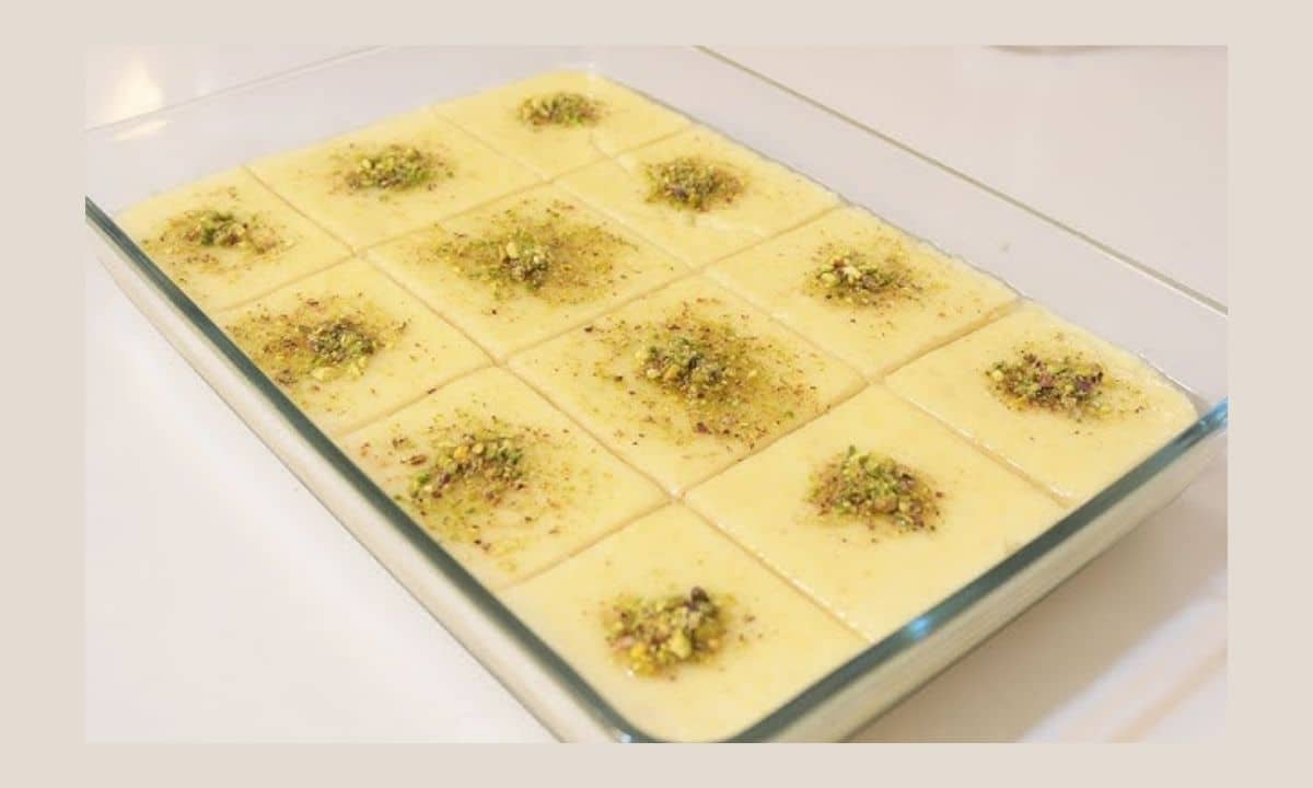 تحلية سهلة وسريعة بطعم لا يُقاوم.. حلى السميد البارد بدون فرن في عشر دقائق تحضيريه بكل سهولة بطعم خرافي