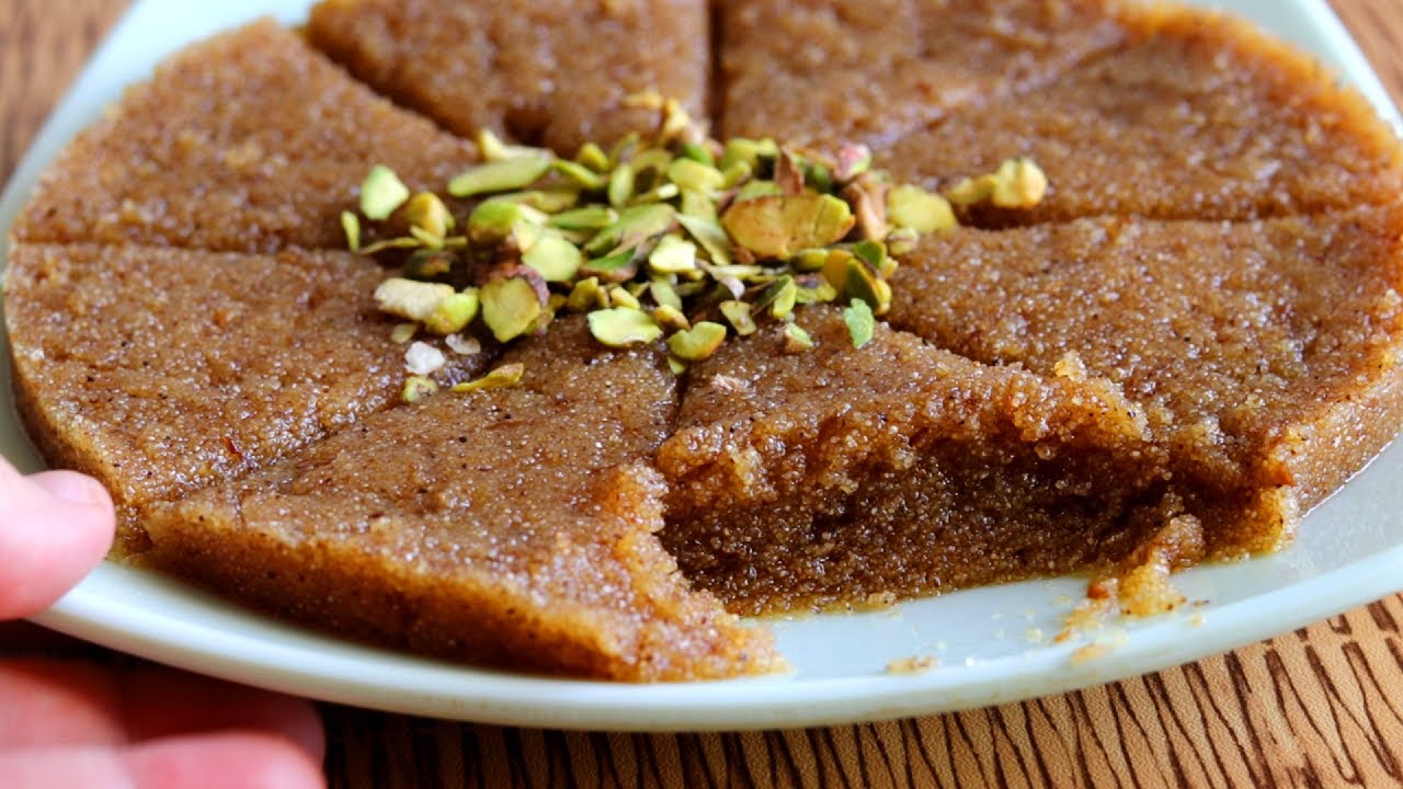 بأسرار الحلواني وبدون فرن خالص.. حضري بسبوسة الطاسة المرملة السريعة بلون ذهبي وطعم يدوب في البوق