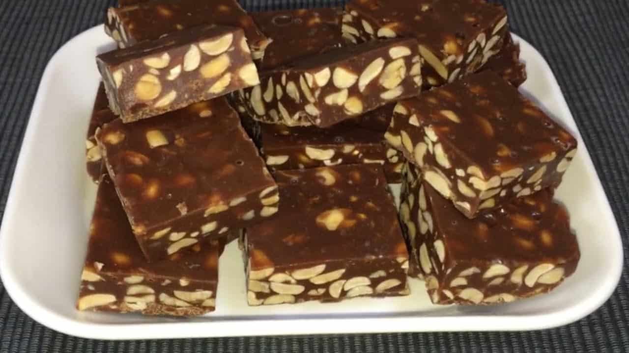 بطعم يذوب من أول لقمة .. اعرفي وصفة شوكولاتة الفول السوداني الغنية التي تتحضر في دقائق