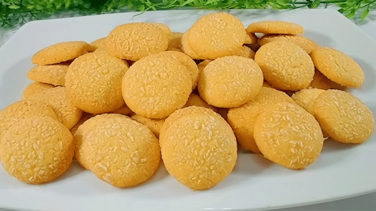 بخطوات بسيطة ومكونات على قد الأيد .. حضري بسكويت جوز الهند البيتي بسهولة