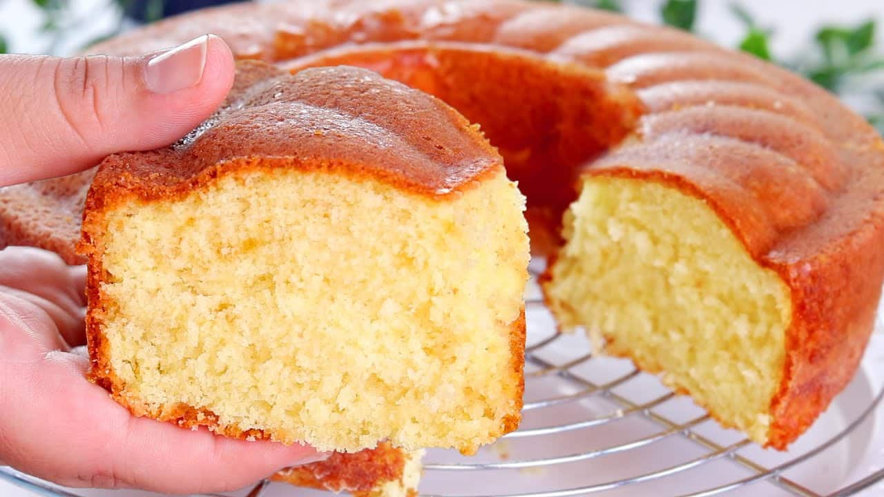 لازم جنب الشاي حتة كيكة.. حضري كيكة الشاي اليومية الاقتصادية في الخلاط بأبسط المقادير وبطعم هش ولذيذ