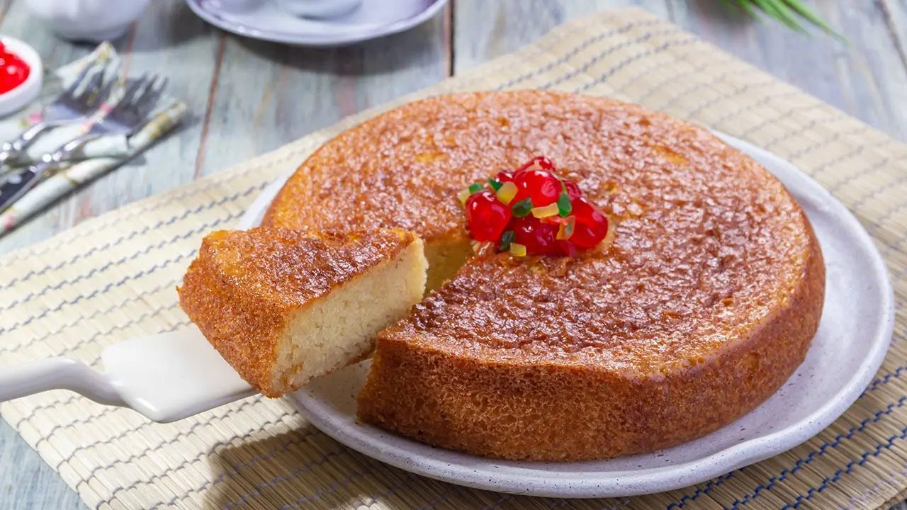 الطريقة اللي خلت كيكة الزبادي تطلع عالية وهشة وكأنها جاية من أرقى محل حلويات… سر بسيط قلب النتيجة 180 درجة!