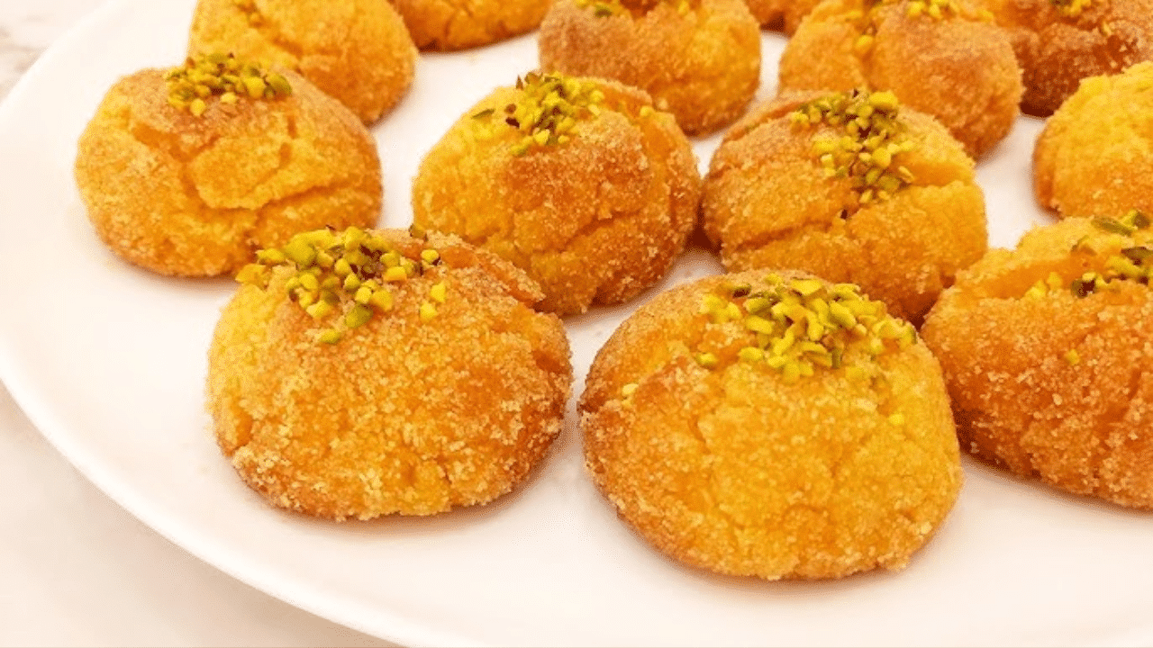 طعمها هيخليكي تعمليها يومياً.. حضري كرات البسبوسة المرملة بتاعت المحلات بطريقة ناجحة وفي 15 دقيقة وبأسرار أول مرة تعرفيها