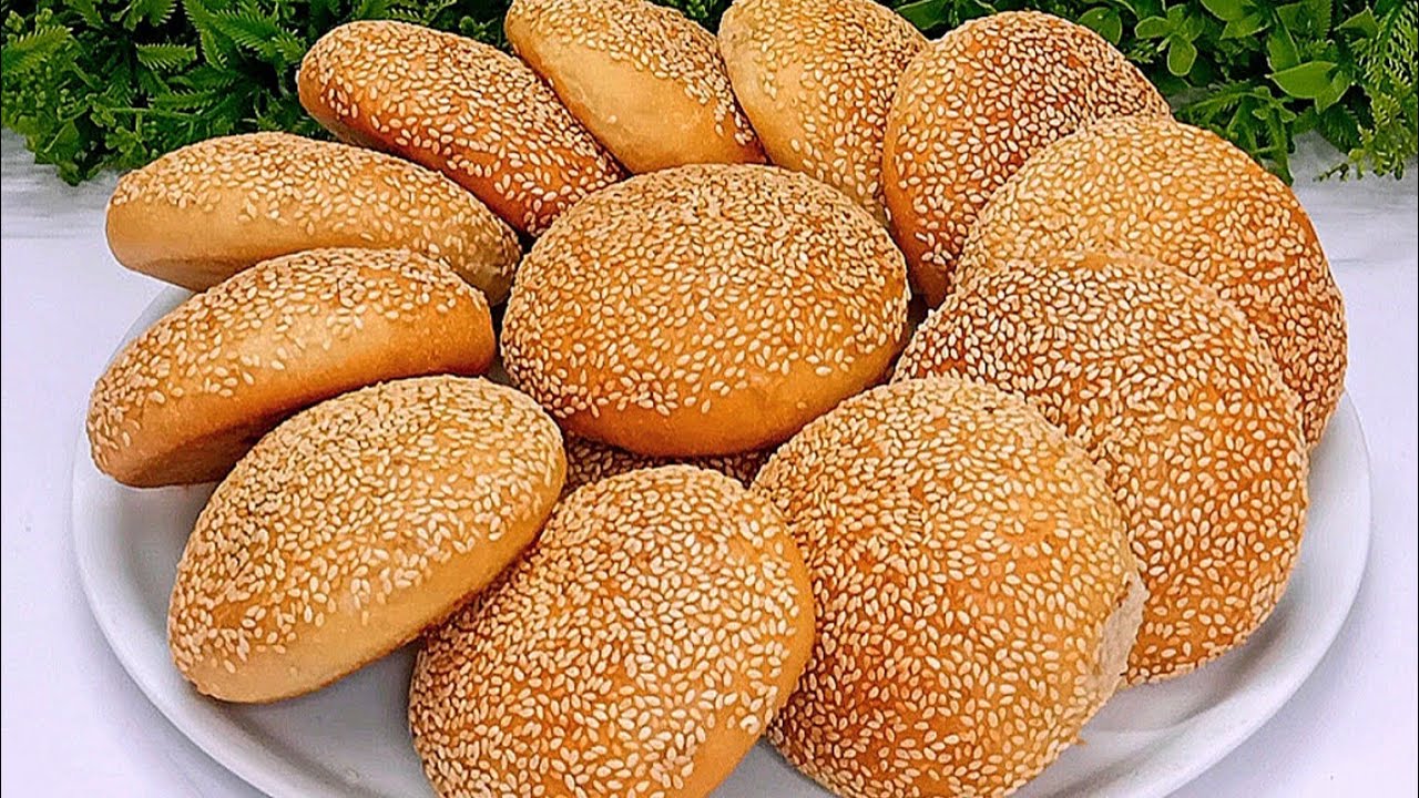 هتنفع في الفطار قبل المدارس.. طريقة عمل القرص بالسمسم بعجينة قطنية هشة وخفيفة وطعمها روعة لا يقاوم هتعجب العيال وهيطلبوها منك على طول 