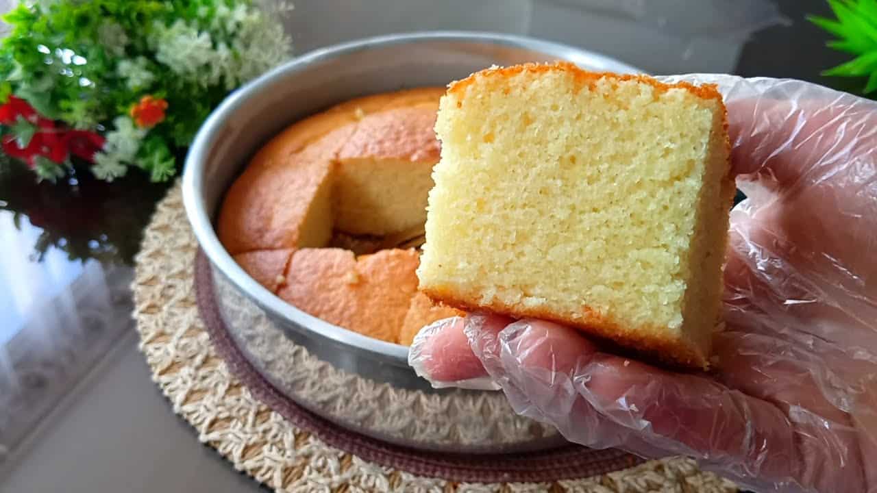 كيكة الحليب الساخن الهشة .. تريند الحلويات الجديد بمقادير اقتصادية ونتيجة مضمونة