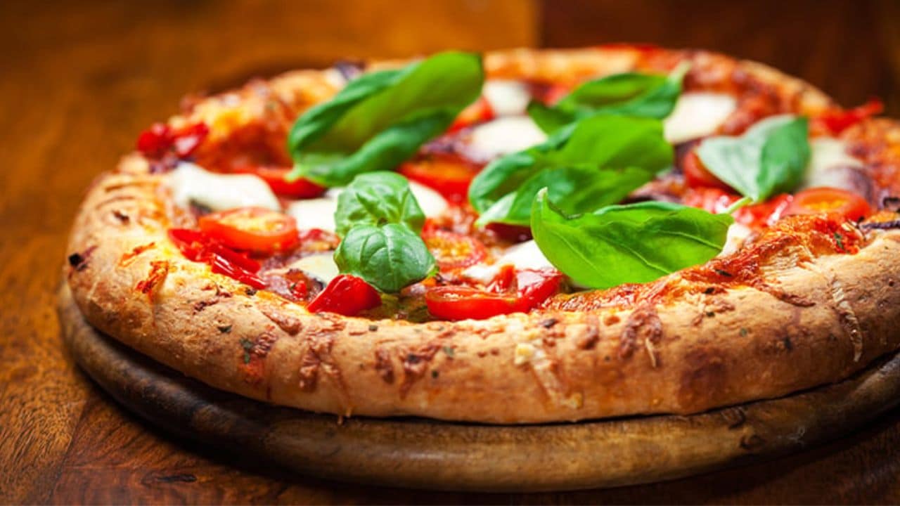 بمكون سري أتحدي الجميع أن كان يعرفه … لتصنعي بيتزا المطاعم مثل الجاهزه وأفضل بمراحل طراوه مفيش بعد كده