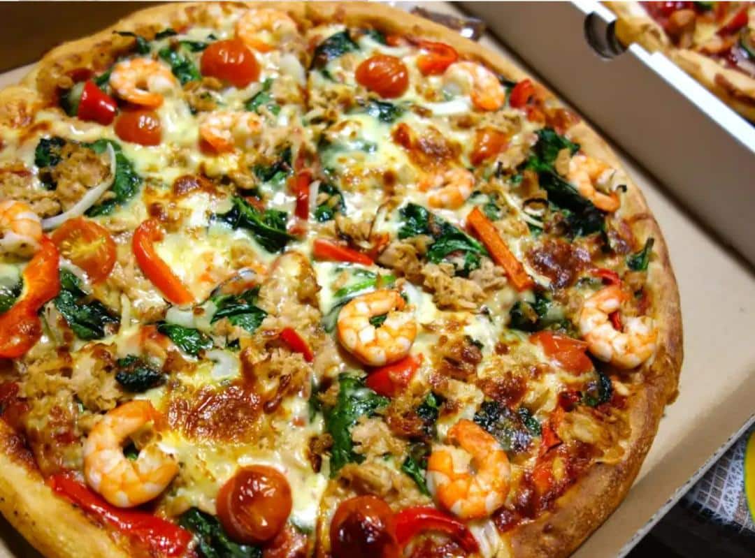 بيتزا الجمبري الفاخرة.. نكهة بحرية لا تقاوم بطعم يجنن