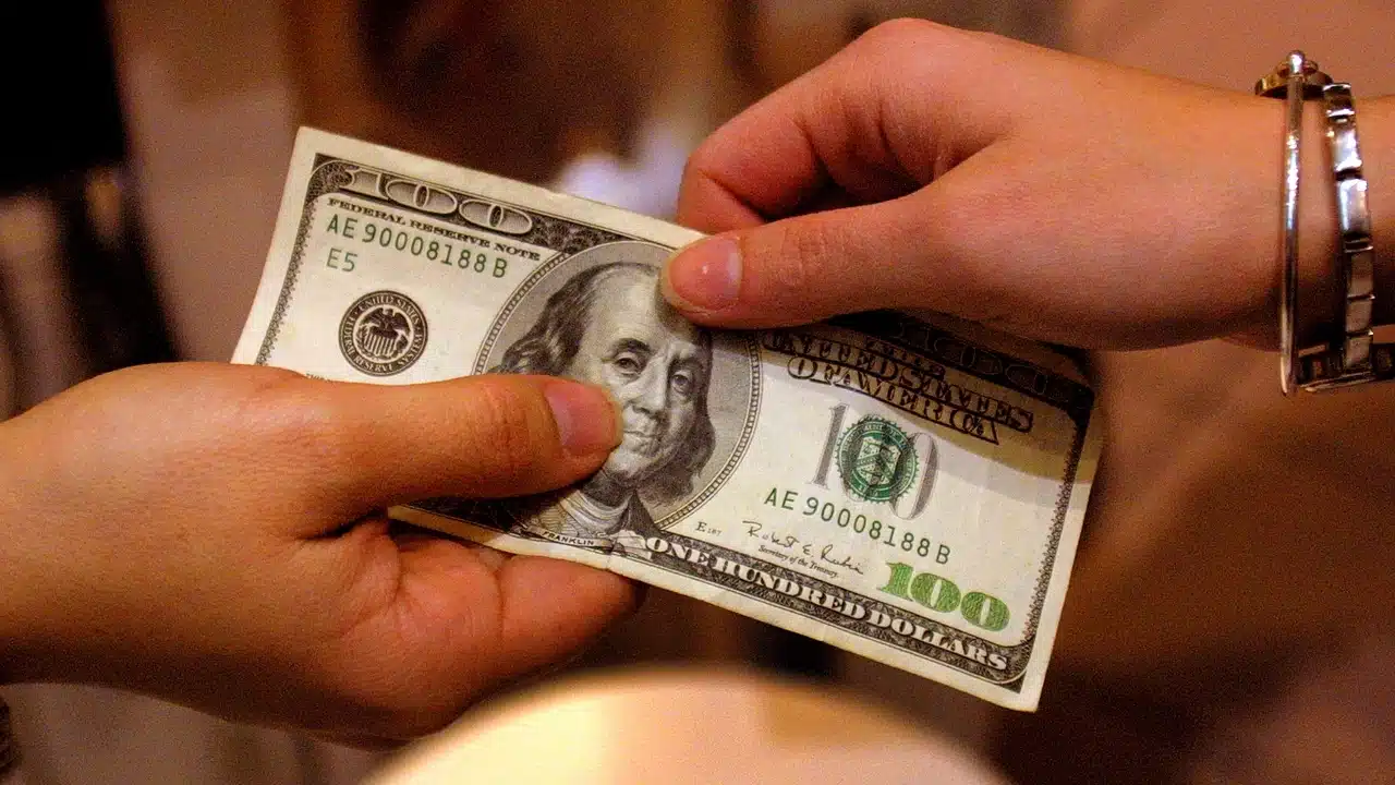 هبوط متسارع.. الدولار يتراجع في أكبر موجة انخفاض منذ 4 أشهر