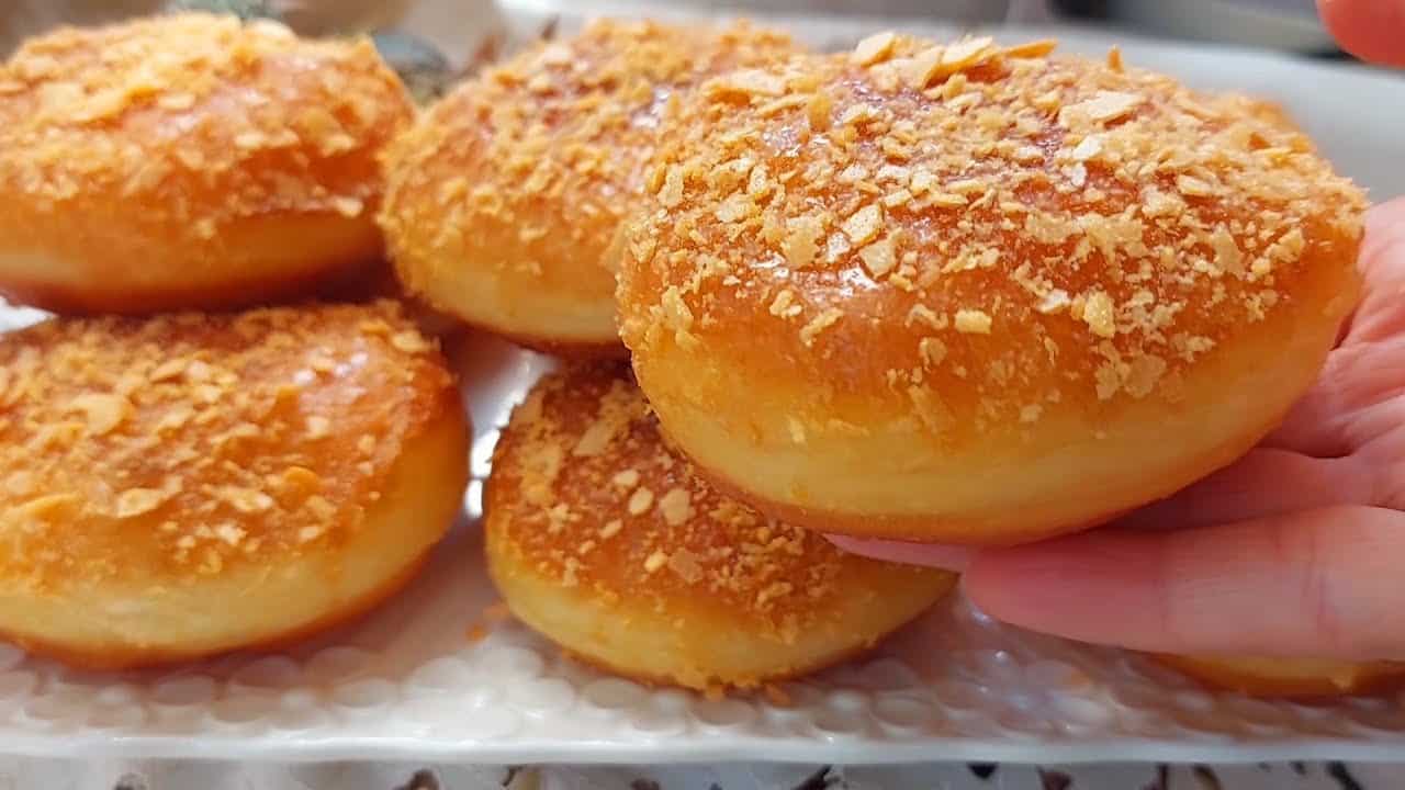 فطائر سحرية ببيضة وشوية دقيق.. هشاشة لا تُقاوم وطعم يخطف القلوب في رمشة عين