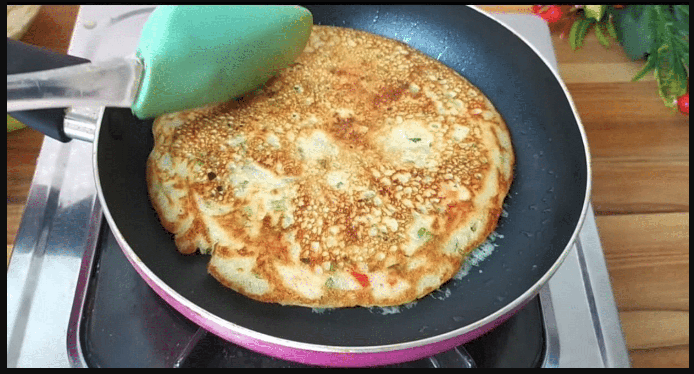 هتعملي فطائر الطاسة الساخنة.. بشوية دقيق وميه وفي الطاسة علي البوتجاز فطيرة العشر دقايق مورقة و محشية ريحتها هاتقلب البيت