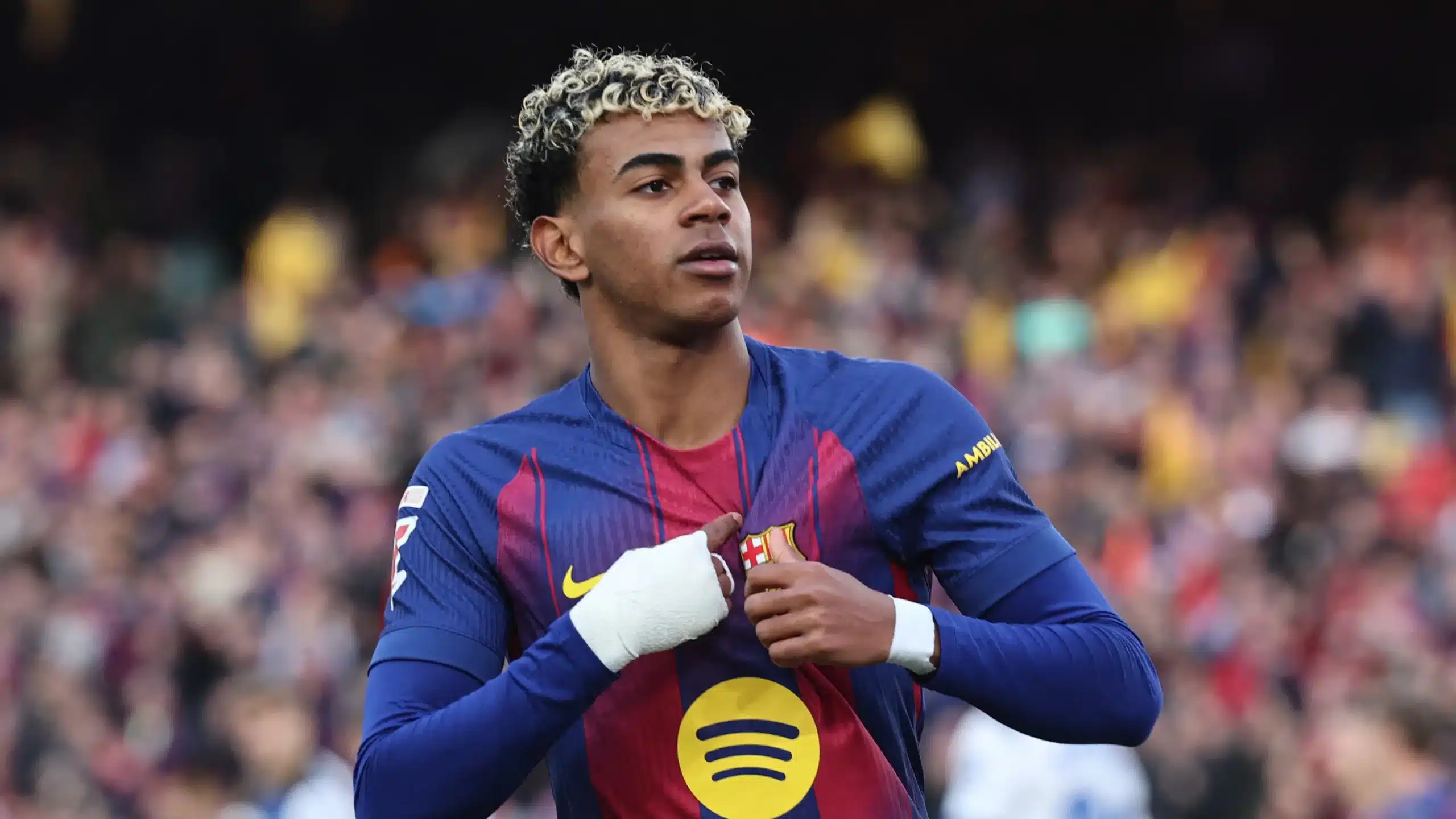 صوت يعشقه الجماهير .. معلق مباراة برشلونة ضد أتلتيكو مدريد اليوم و تردد القنوات الناقلة