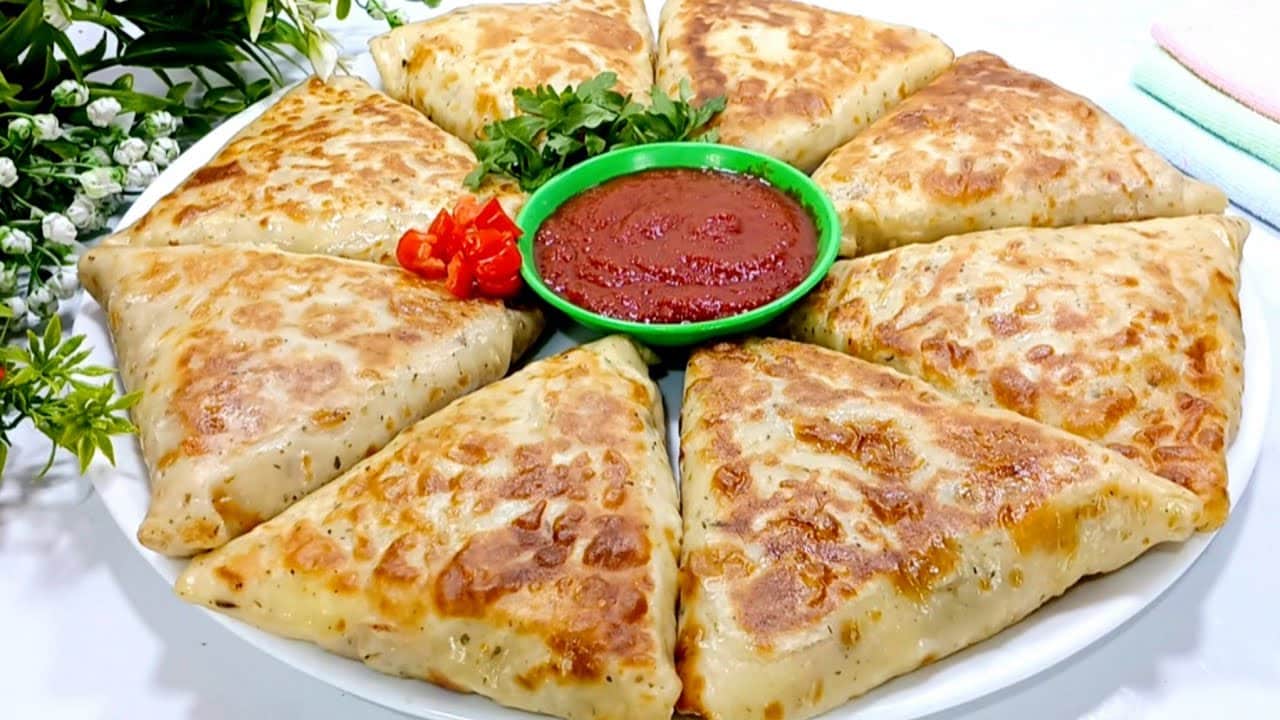 بدون تخمير فطائر الطاسة السريعة بحشوة الدجاج